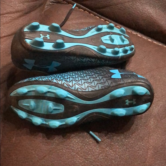 Under Armer boys soccer shoes - Picture 4 of 4